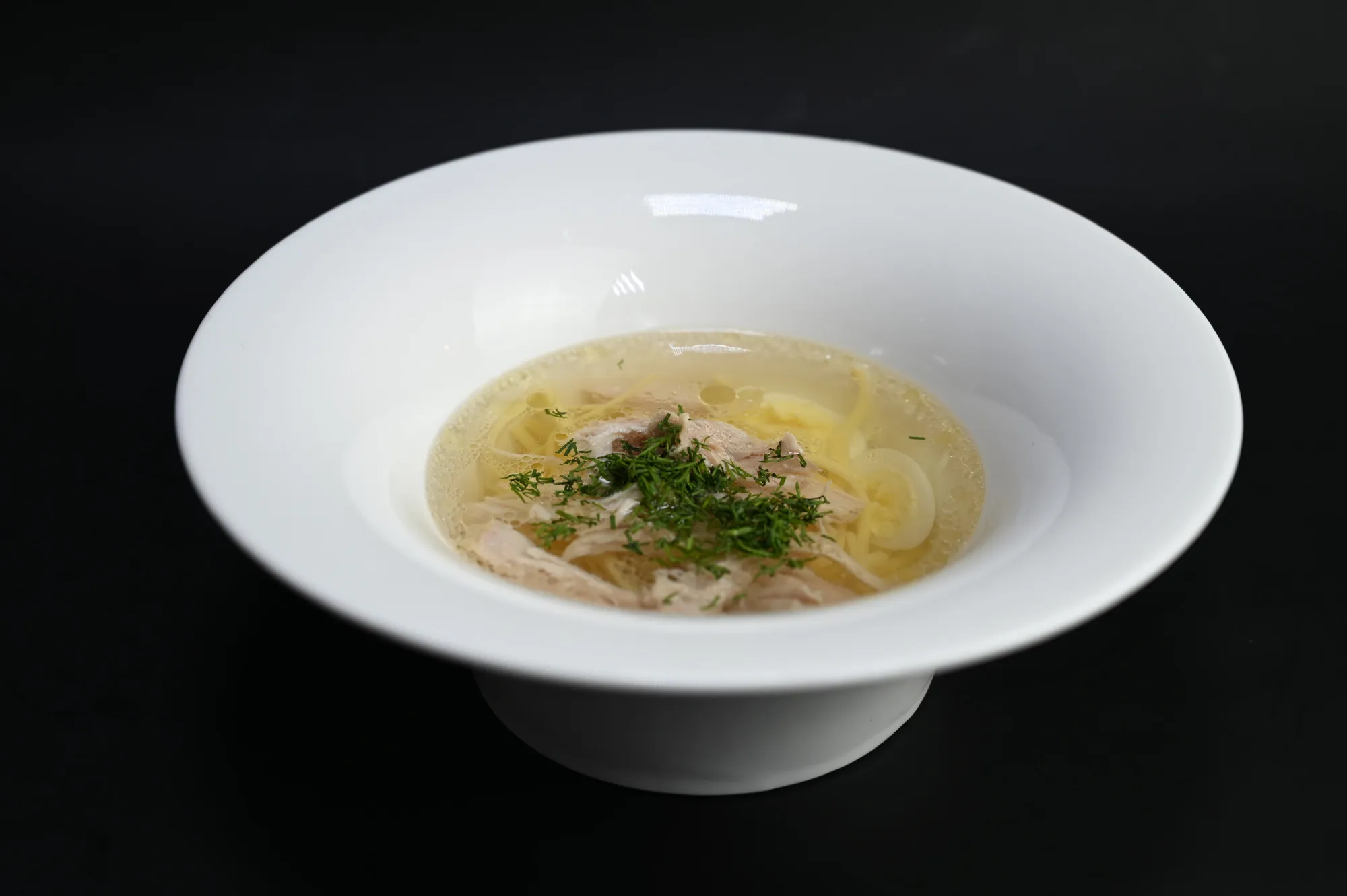 Куриный бульон с лапшой, куриным филе, и перепелиным яйцом