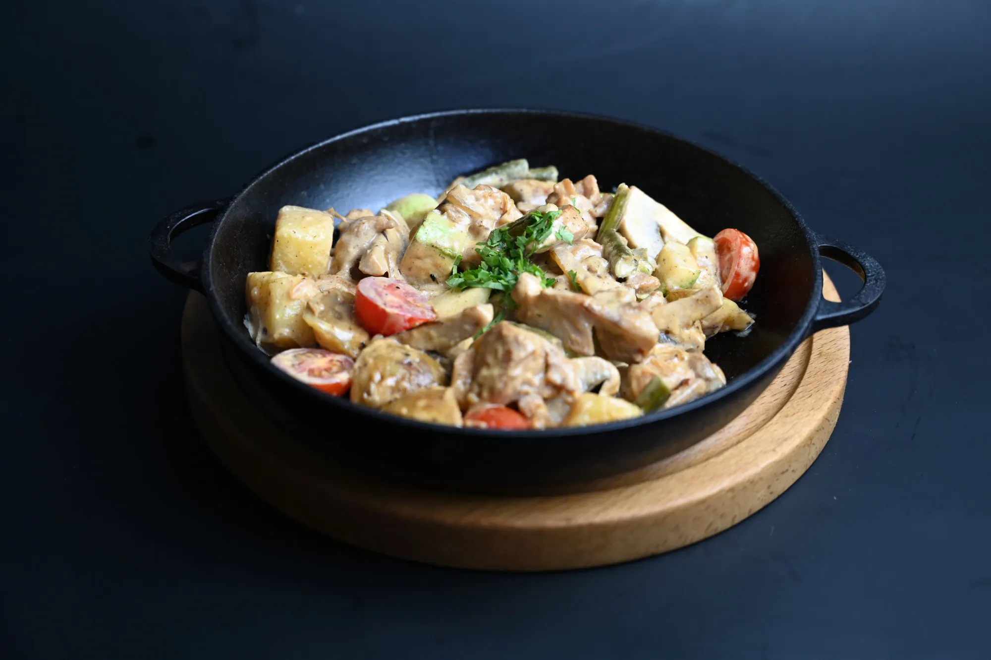 Сковородка с куриным бедром и овощами Сковородка с куриным бедром и овощами
