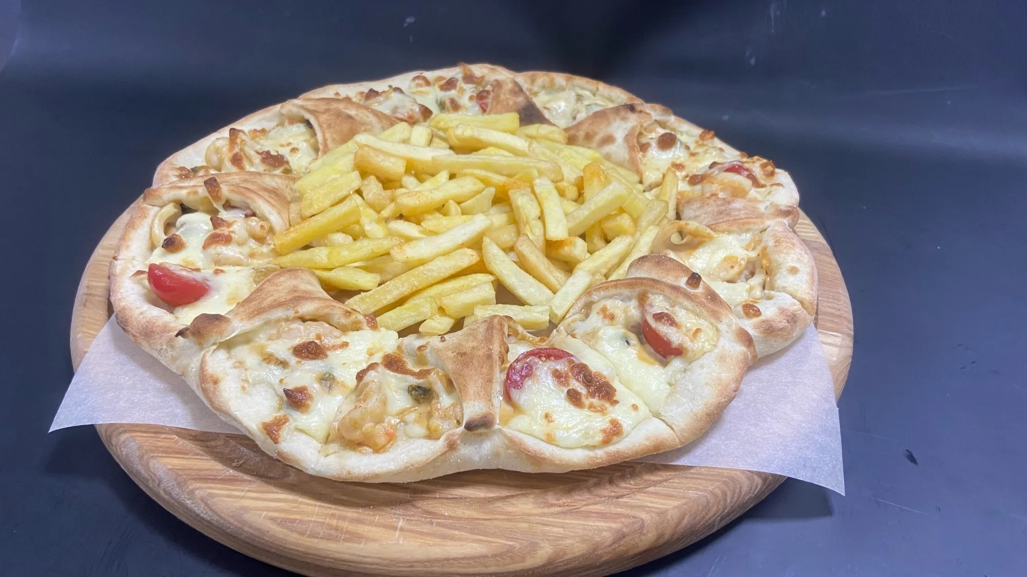 Пицца завернутая с морепродуктами подается с фри