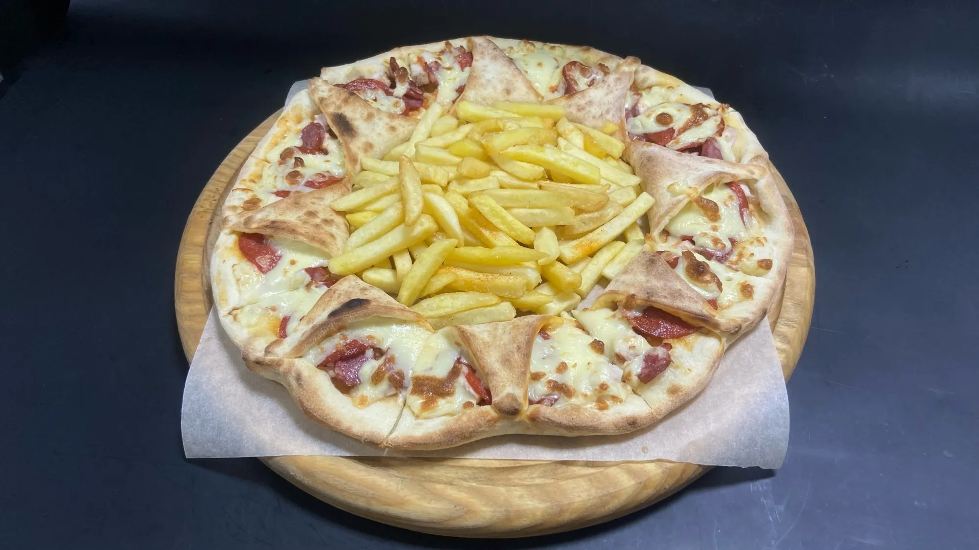 Пицца завернутая с колбасками, подается с фри