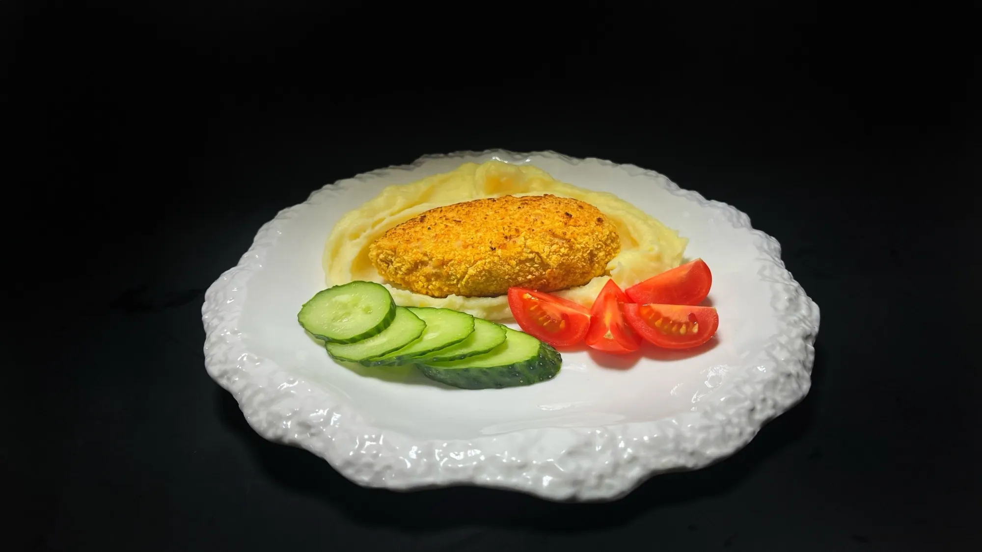 Пюрешка с котлеткой и овощами